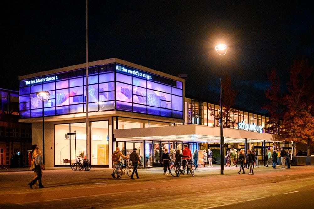 De Schouwburg van Tilburg in de avond