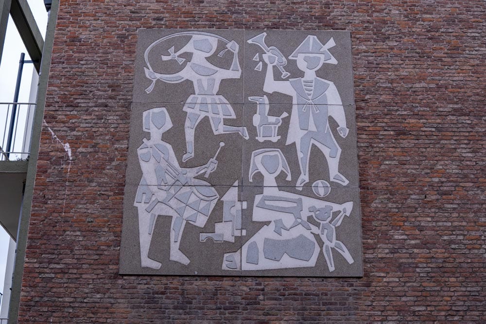 Kunstwerk Spelende kinderen van Frans Mandos uit 1962