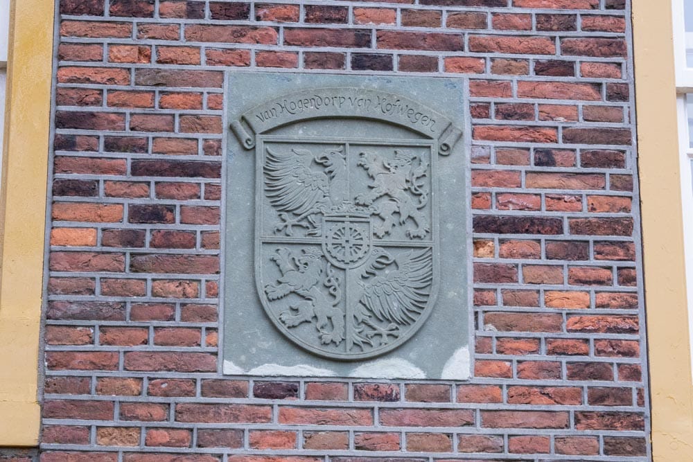 Kunstwerk Heraldische gevelsteen uit 1973 van Jacques de Bresser