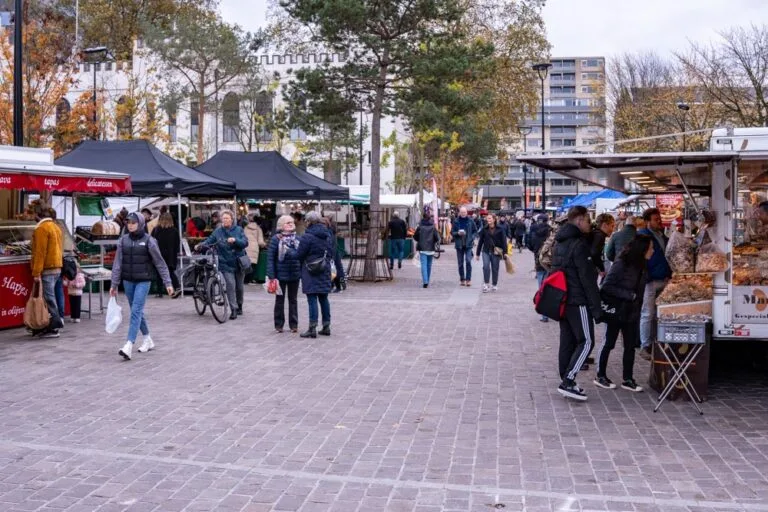 De weekmarkt op het Stadsforum in Tilburg