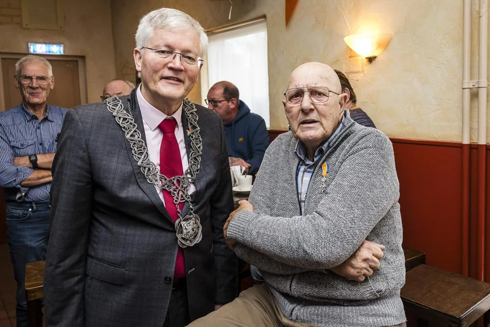 Koninklijke onderscheiding voor Handbalveteraan Ad Adams