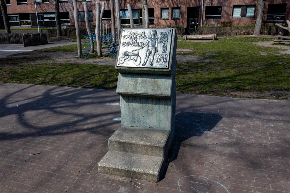Het Rene Klessensmonument tegen oorlog en geweld van Christien Nijland