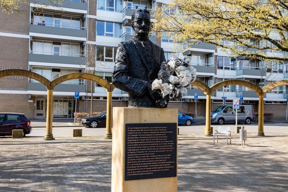 Monument: Burgemeester Van de Mortel 1880-1947 van Albert Termote
