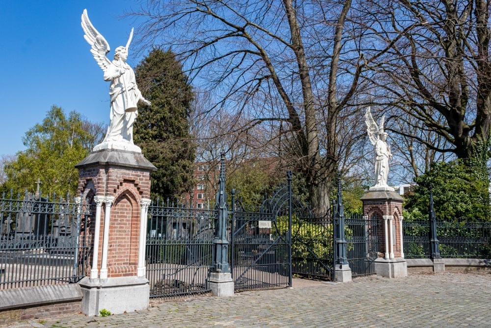 Hekwerk met heiligenbeelden – Begraafplaats ’t Heike