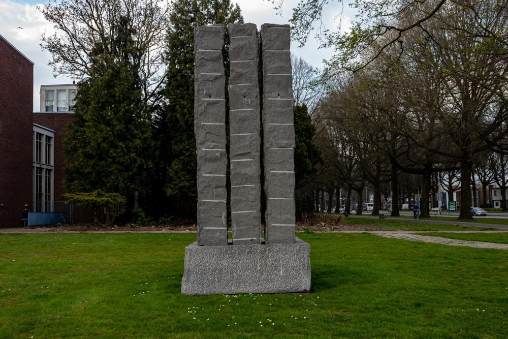 Kunstwerk: In drie delen opgericht van Jo Gijssen