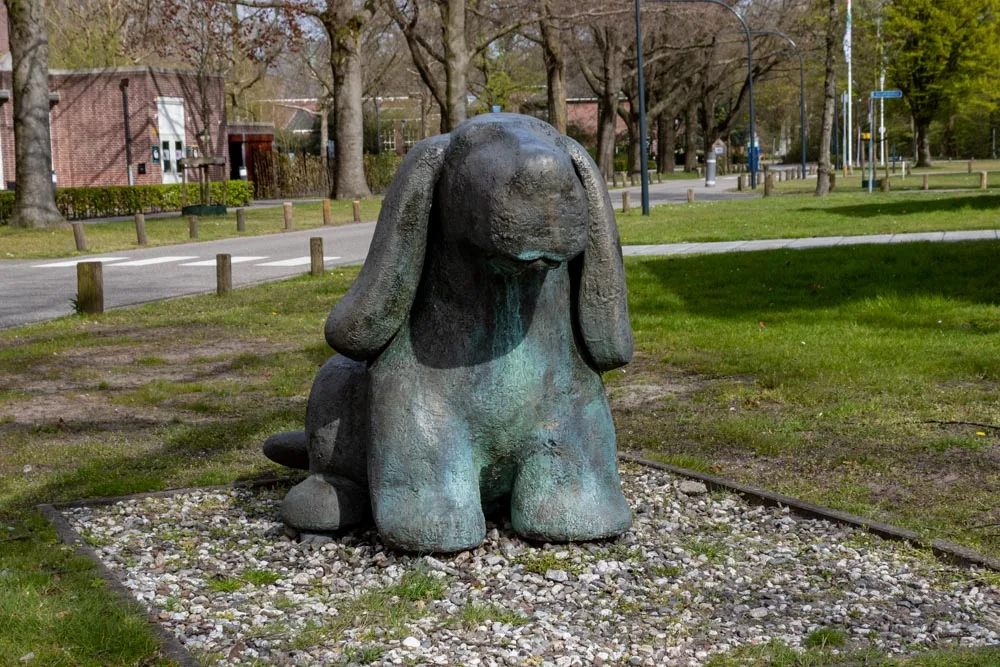 Beeld Kwijlende hond – Tilburg