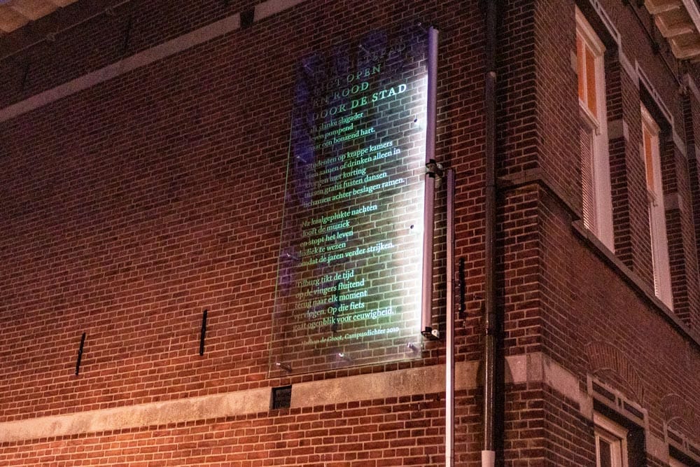 Plekgedicht Een fietspad ligt open en rood door de stad van Nathan de Groot