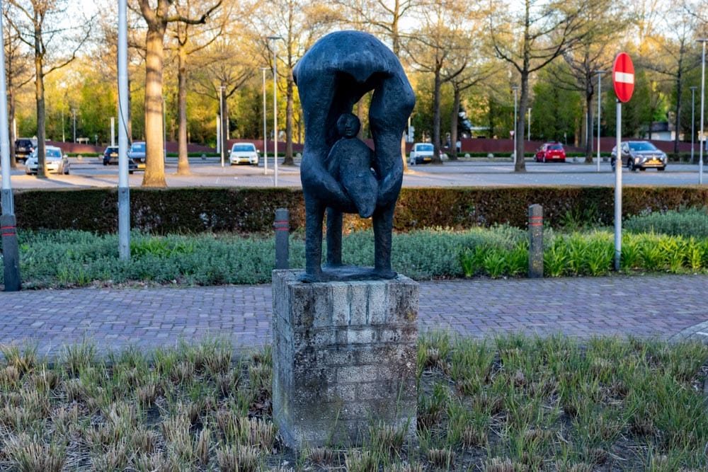 Kunstwerk Kind in beschutting van Marius van Beek