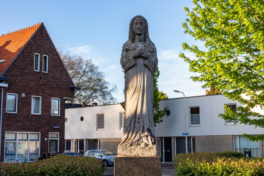 Mariabeeld/ Monument op het Merodeplein in Tilburg