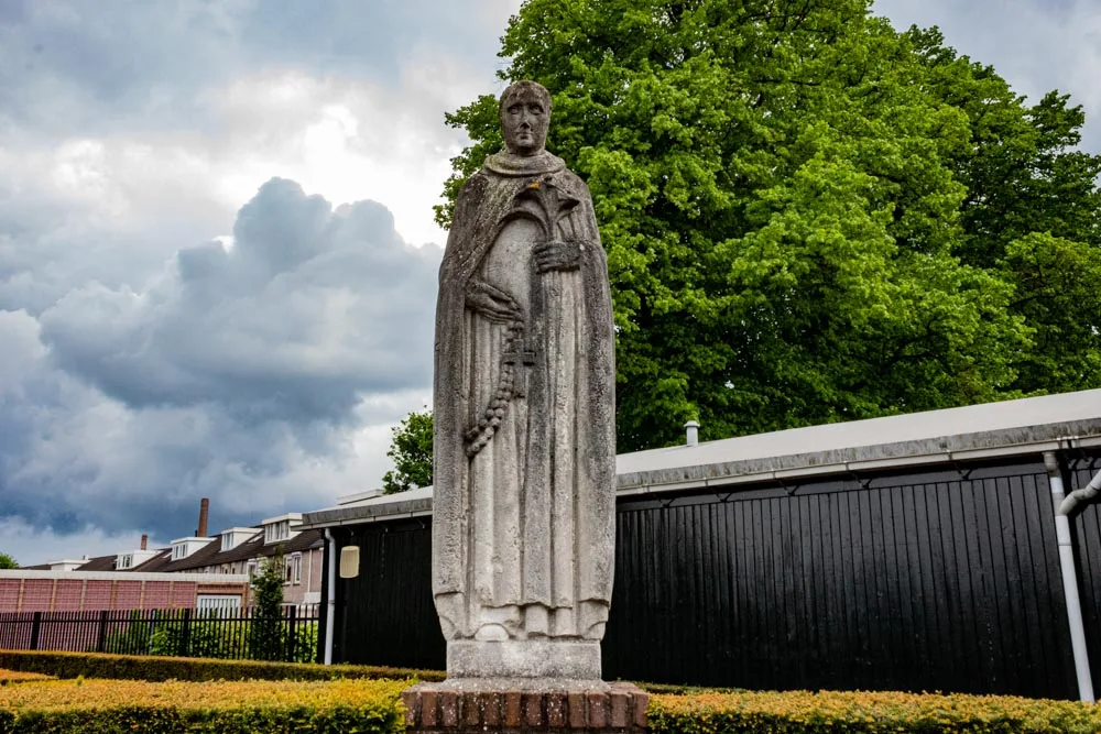 Kunstwerk van de week: ‘Beeld Sint Dominicus – RK Begraafplaats Hasselt Tilburg’