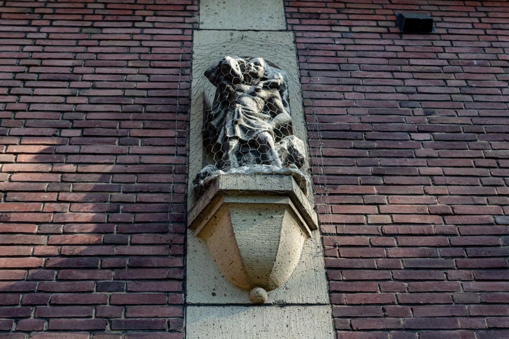 Beeld Christus goede herder van Jo Uiterwaal