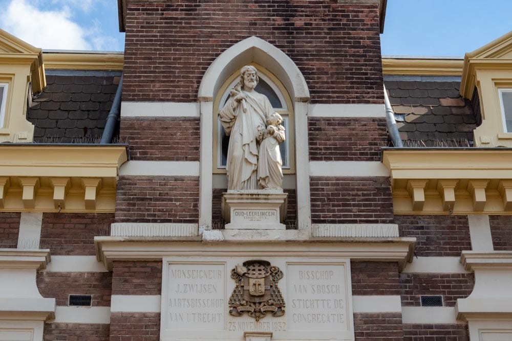 Beeld Sint Jozef Oude Dijk op de gevel van Zusters van Liefde