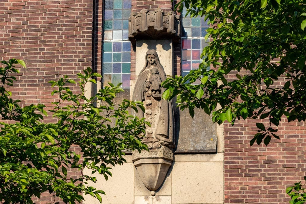 Beeld Sint Theresia van Lisieux van Jo Uiterwaal