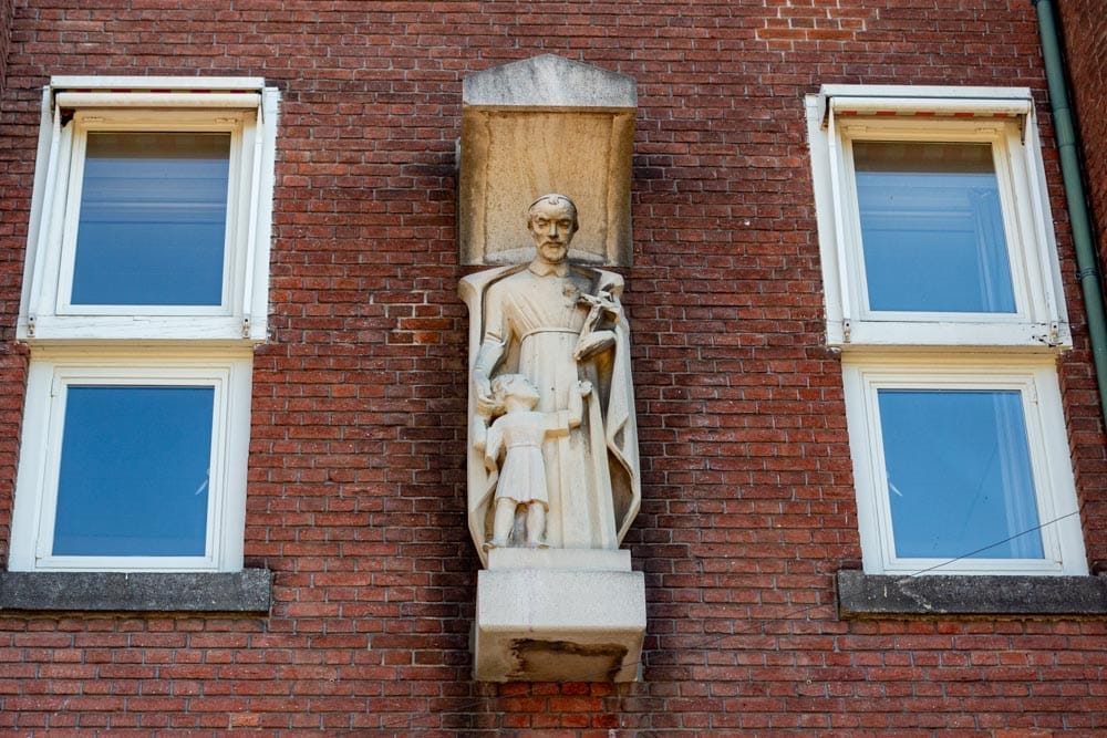 Beeld Sint Vincentius Paulo bij Huize Vincentius in Udenhout