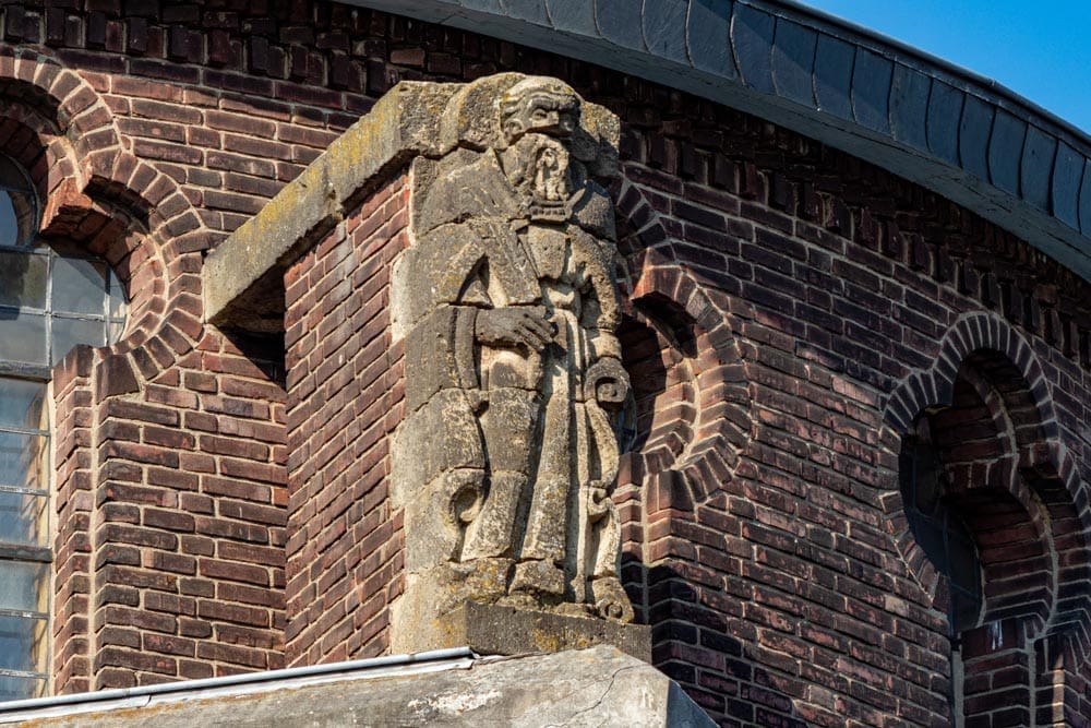 Beelden vier evangelisten van Jo Uiterwaal