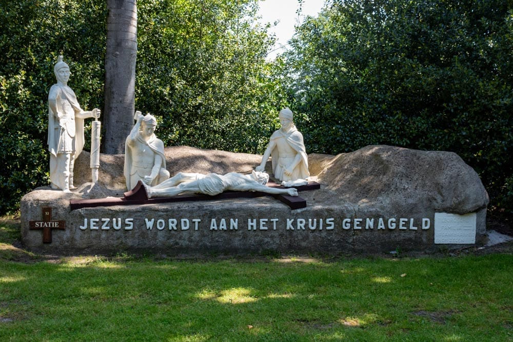 Kruiswegstatie 11  – Jezus wordt aan het kruis genageld