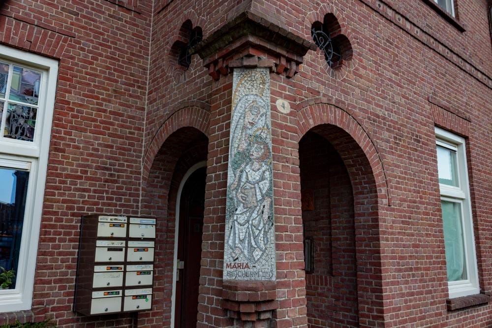 Mozaïek van Maria met kind in de wijk Broekhoven in Tilburg
