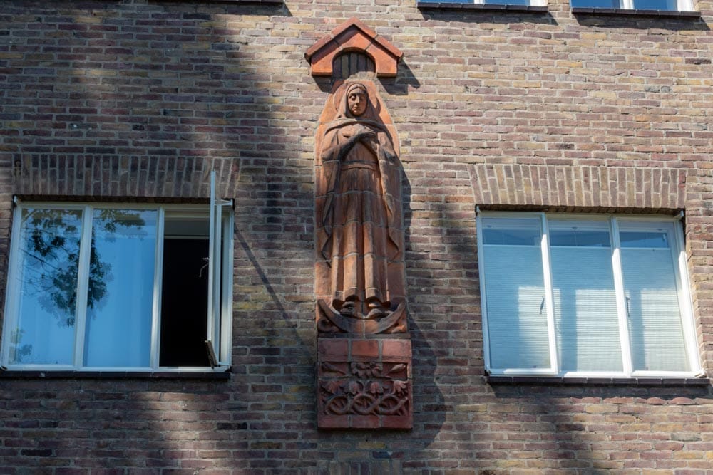 Reliëf Maria van Lambertus Zijl in de wijk Zorgvlied in Tilburg