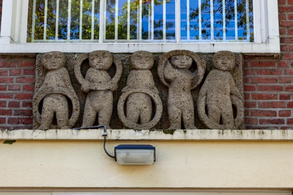 Reliefs Kinderspelen van Jaak Kreijkamp