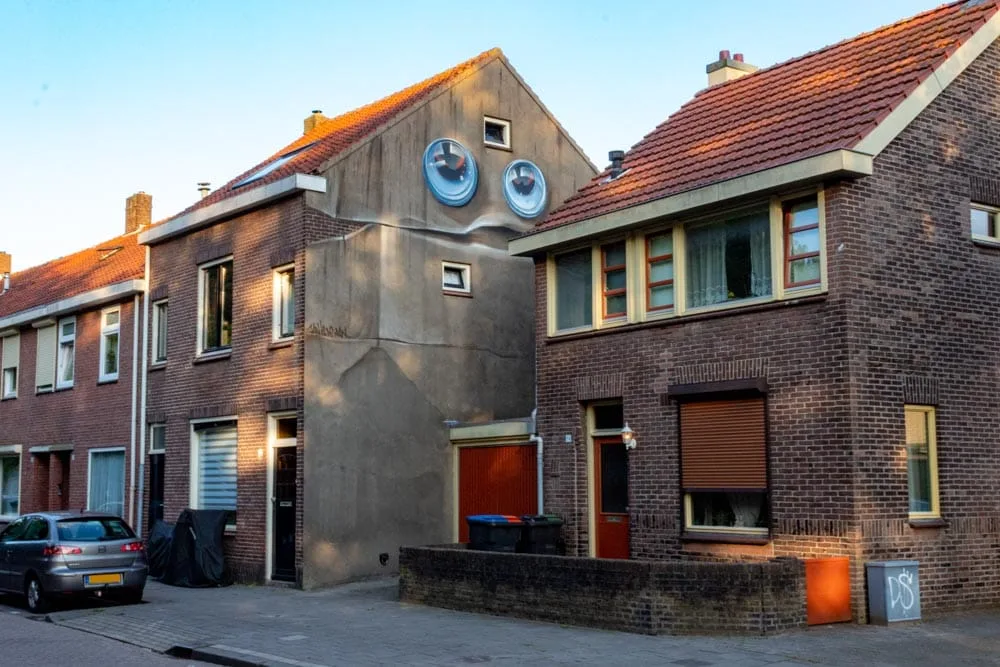 Muurschildering Lachend huis in de wijk Oerle in Tilburg