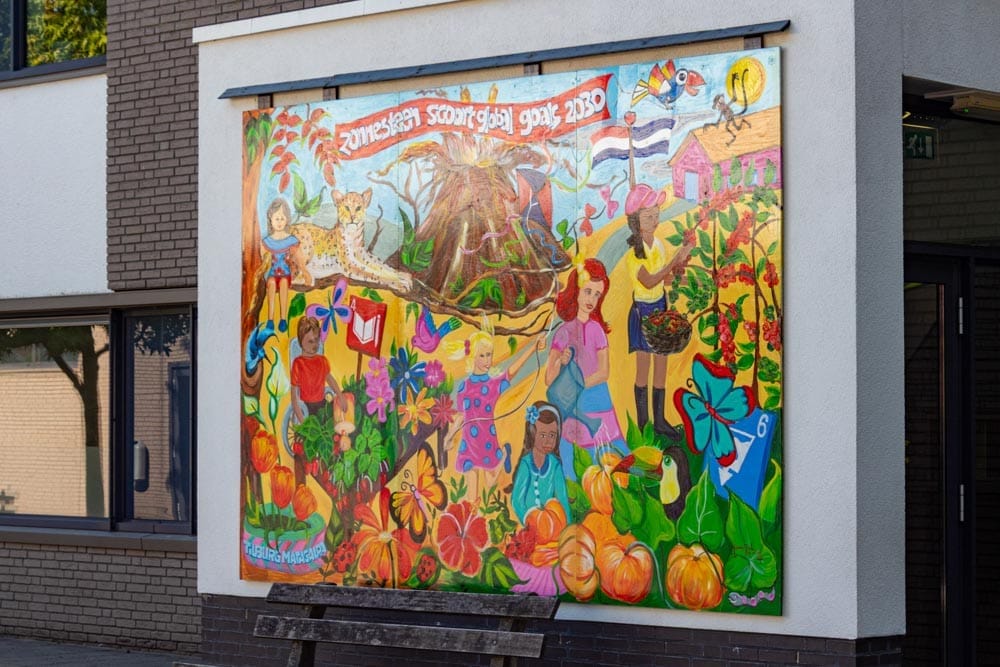 Muurschildering Zonnesteen scoort global goals 2030 in de wijk Oerle in Tilburg