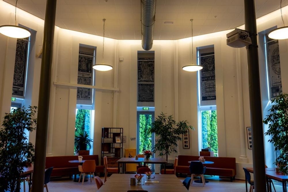 Kunstwerk Mevrouw Holle Different Sheets van Alexander Korsmit in Tilburg