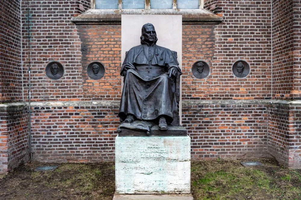 Het Joannes Zwijsen Monument van Kunstgieterij A Prowaseck