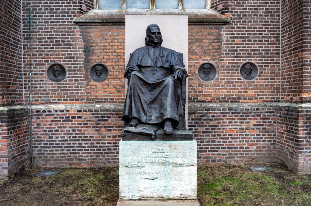 Het Joannes Zwijsen Monument van Kunstgieterij A Prowaseck