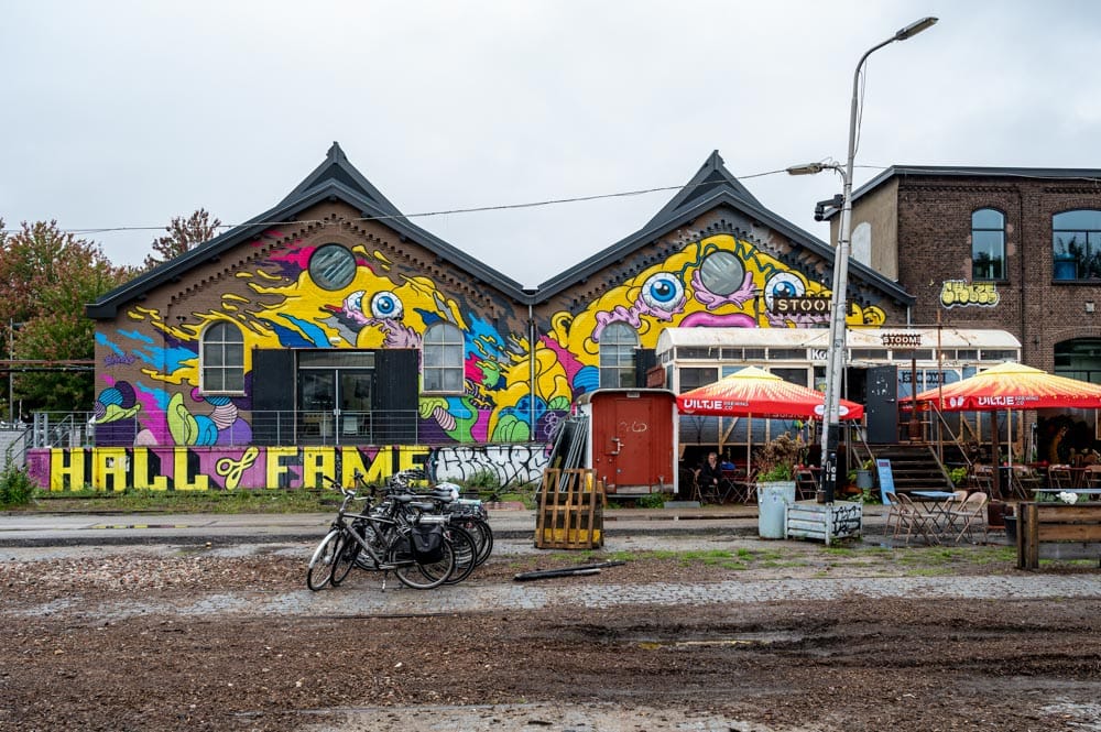 Cultuurfabriek Hall of Fame in Tilburg met muurschildering Bartkira van Erik Veldmeijer op de muur