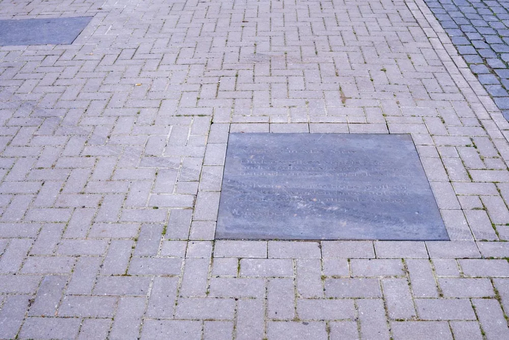 Reliëfs De poëzie ligt op straat