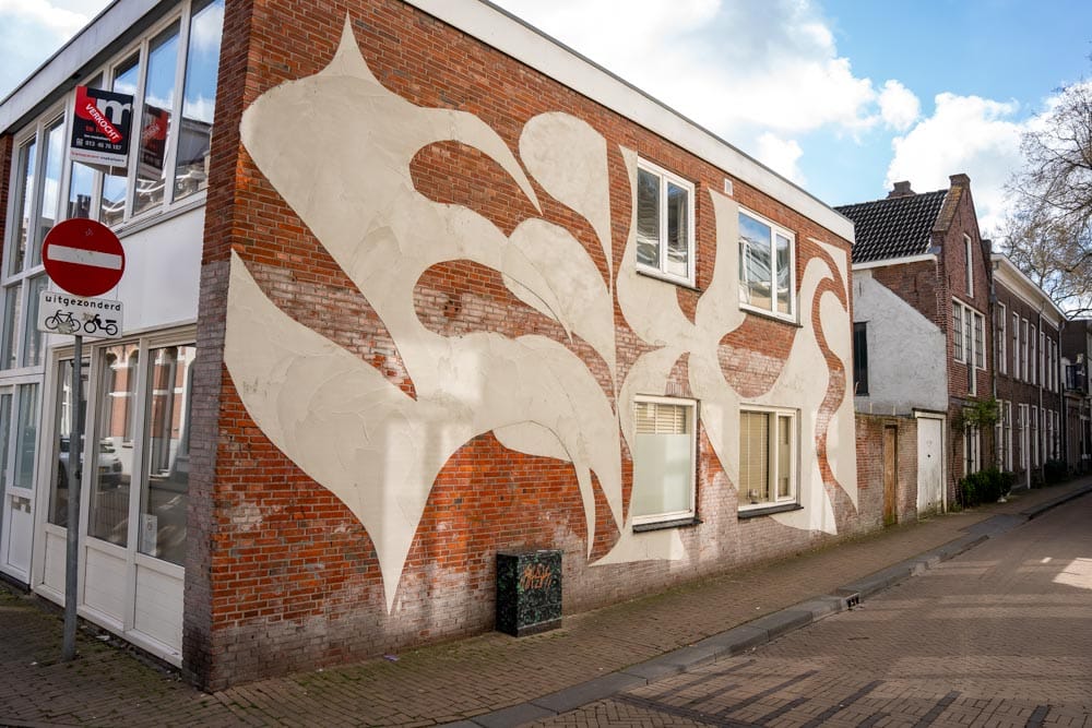 Muurschildering Poststraat van Nazif Lopulissa uit 2024
