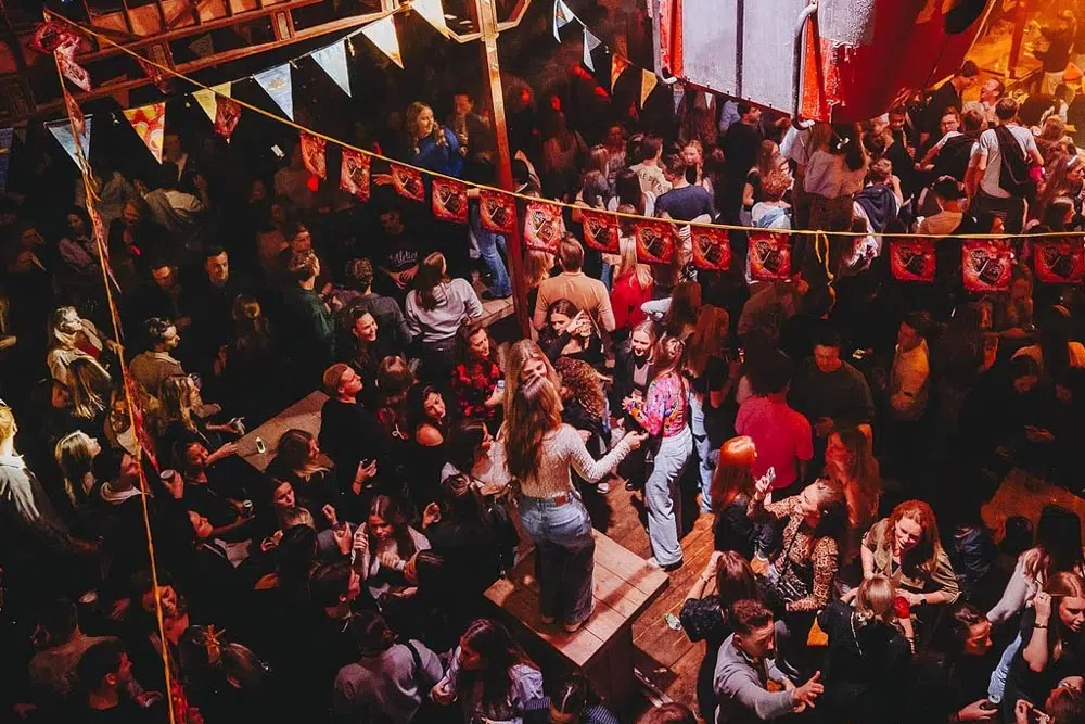Koepelhütte brengt het eerste après-ski feest van het jaar naar Tilburg