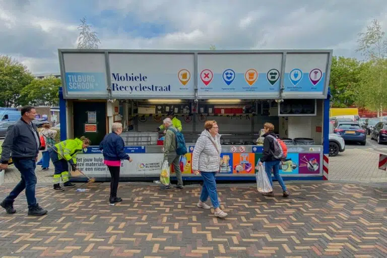De Mobiele Recyclestraat bij winkelcentrum Wagnerplein