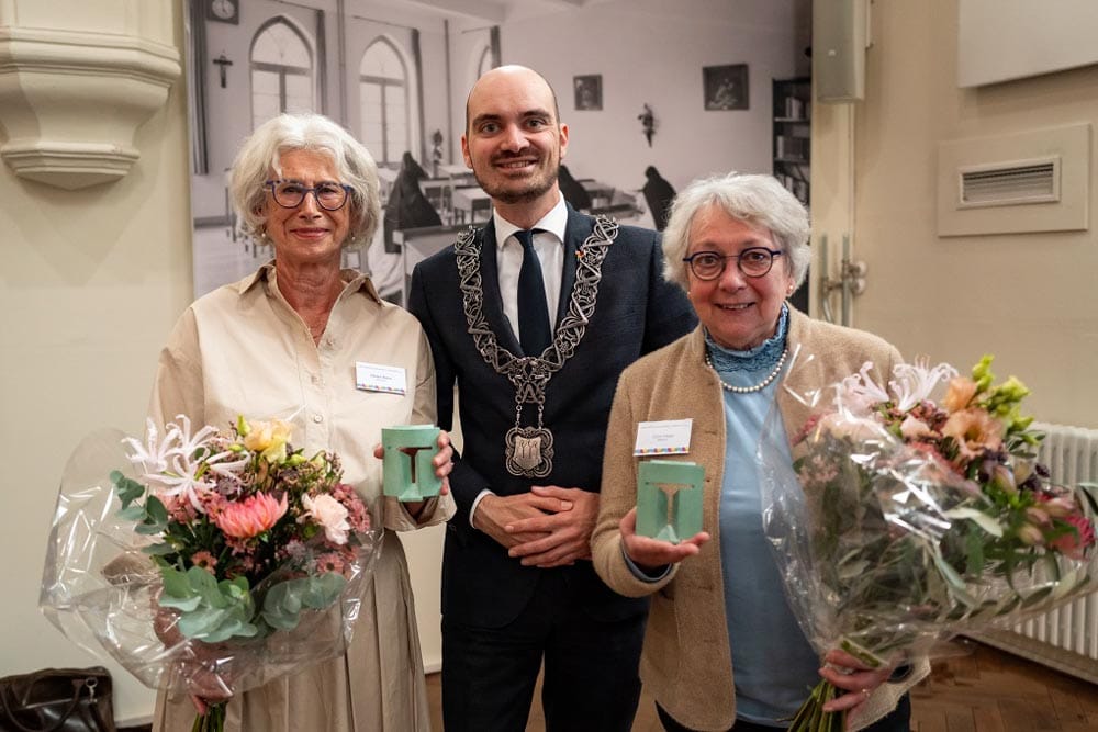Mevrouw Baas en mevrouw Hoes met Maarten van Asten