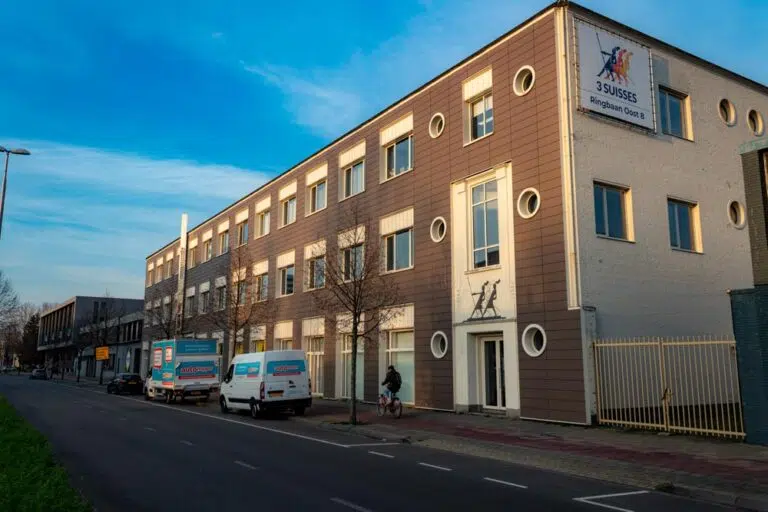Het gebouw 3 Suisses aan de kanaalzone in Tilburg