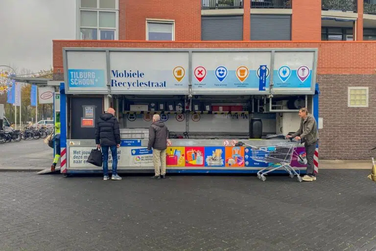 De Mobiele Recyclestraat bij Winkelcentrum Heyhoef
