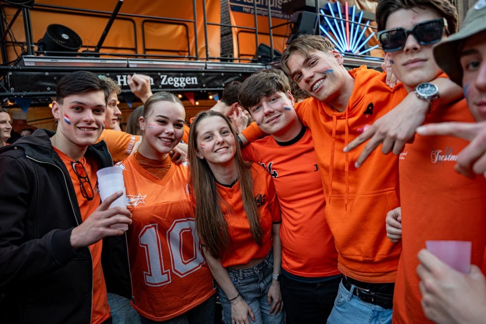 Stadhuisstraat kleurt oranje: hét feest van Koningsdag 2026