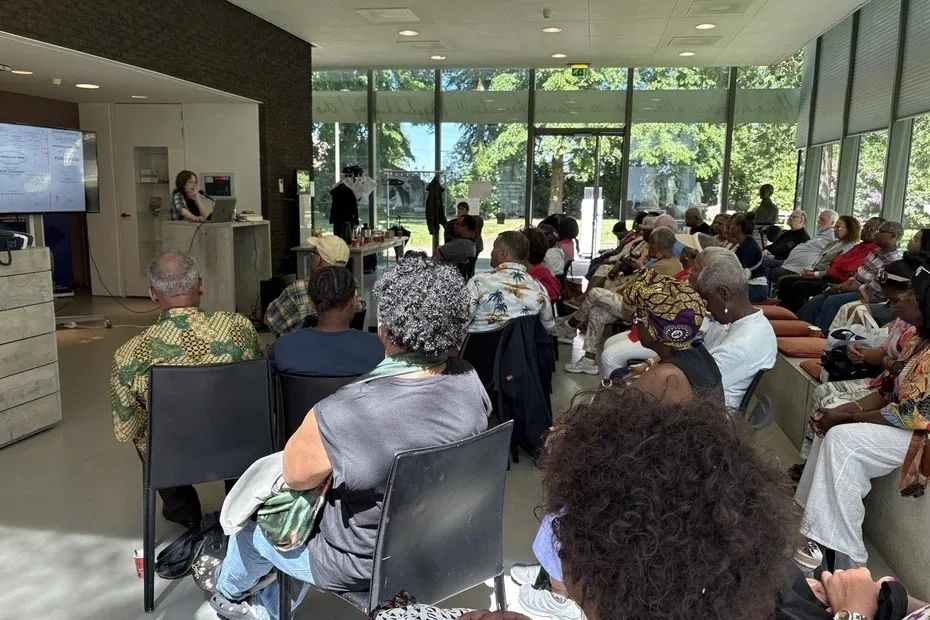 Publiek bij een lezing in Peerke Donders Paviljoen